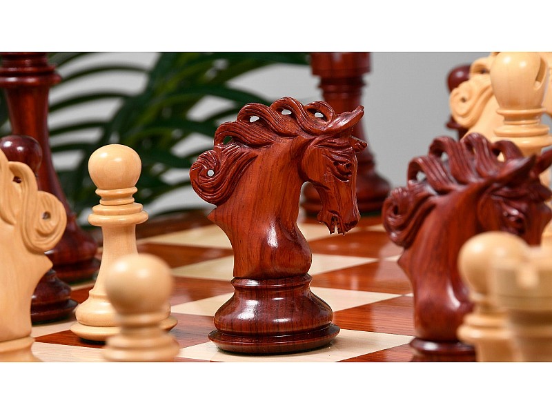 Las piezas de ajedrez Pegasus budwood/boj de 4.6