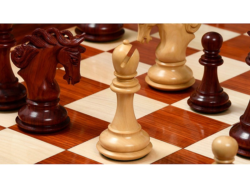 Las piezas de ajedrez Pegasus budwood/boj de 4.6