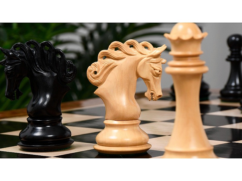 Las piezas de ajedrez de ébano/boj Pegaso de 4,6