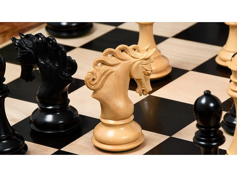 Las piezas de ajedrez de ébano/boj Pegaso de 4,6